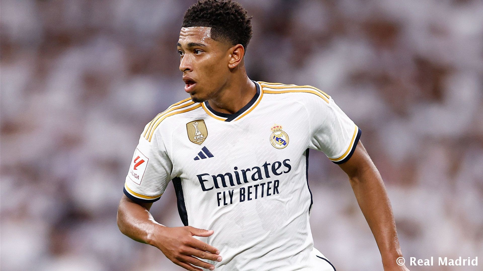 足球是朋友、梦想与人生的瞬间🔴⚫️⚽️（绿茵承载友谊与梦想，定格人生每一瞬🔴⚫️⚽️）