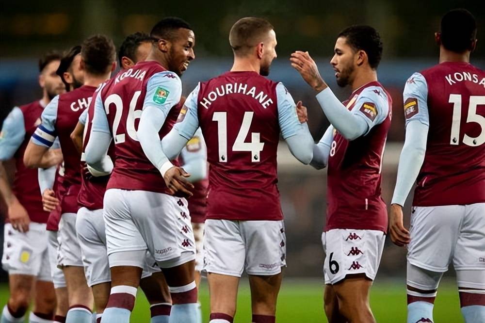 足球曼联新援首秀即破门，球迷高呼：值了！（曼联新援处子秀就进球，球迷直呼：值回票价！）