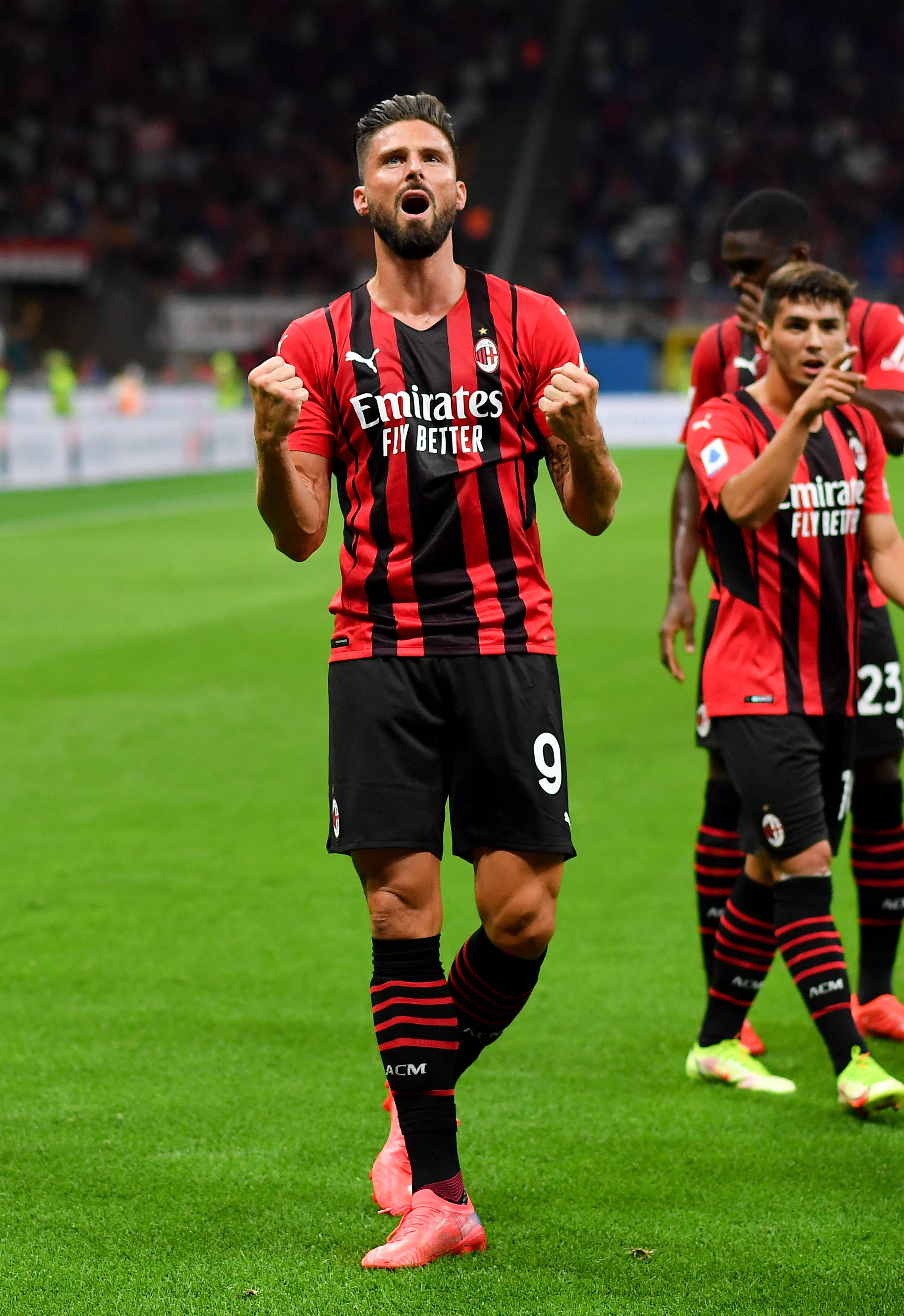 洛杉矶快船以131-116击败黄蜂，哈登55分刷新个人得分纪录，成为首位在两支球队保持得分纪录的球员。