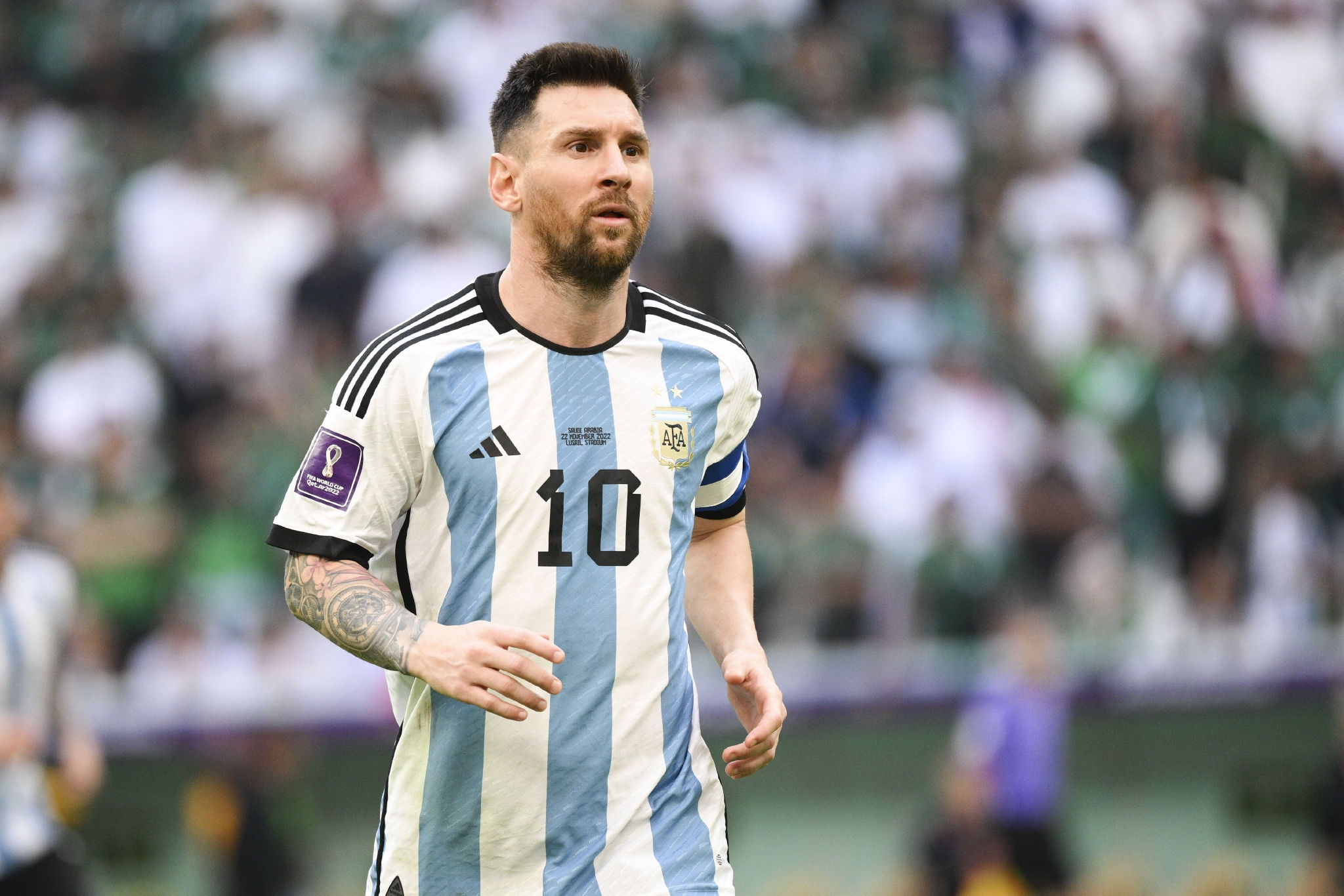 整活，布拉格斯拉维亚把梅西回诺坎普的背景P成自家主场