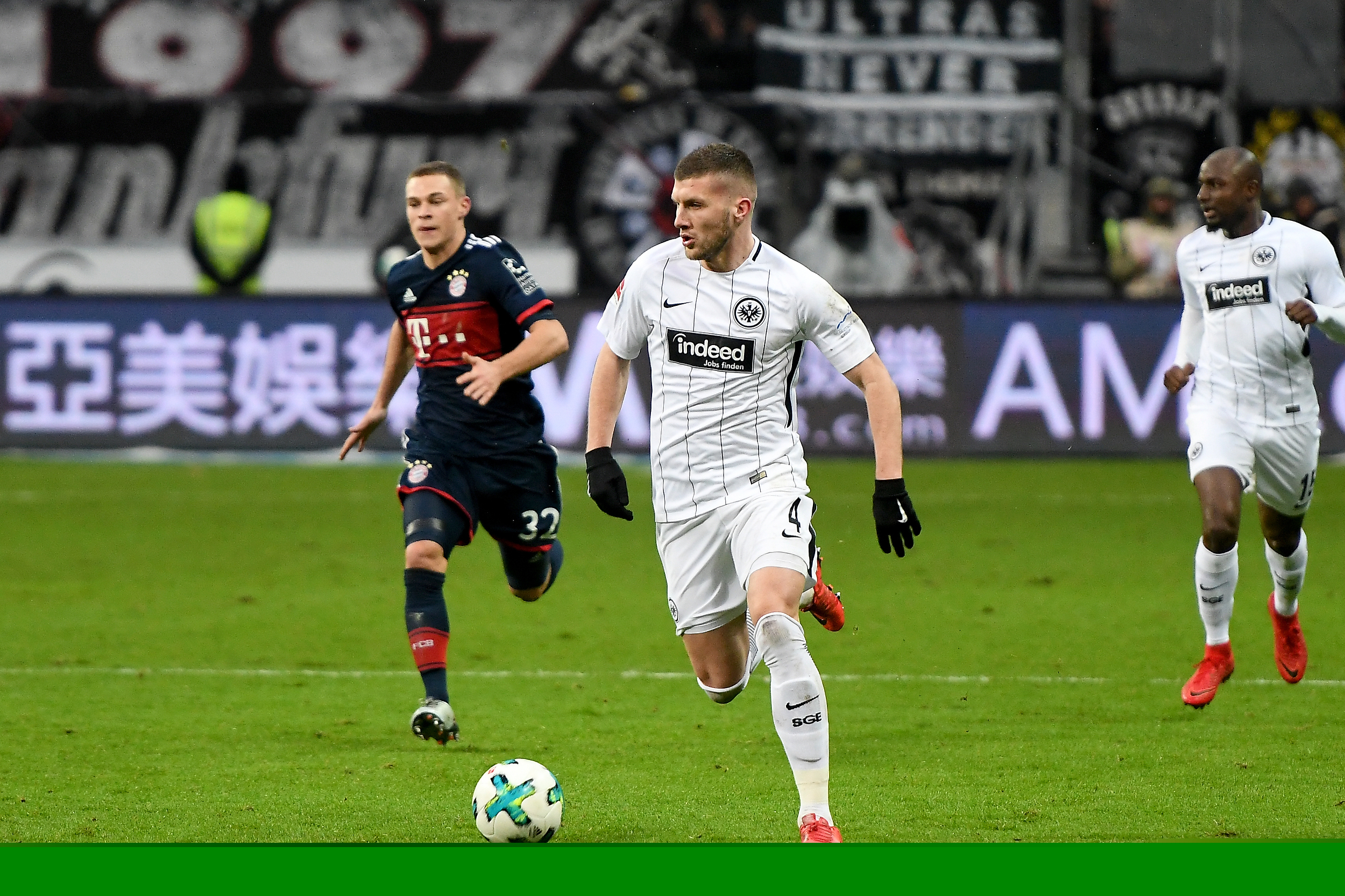 欧联杯-B费绝杀马奎尔失误 曼联2-1格拉斯哥流浪（欧联杯：B费补时绝杀，马奎尔失误，曼联2-1击败格拉斯哥流浪者）