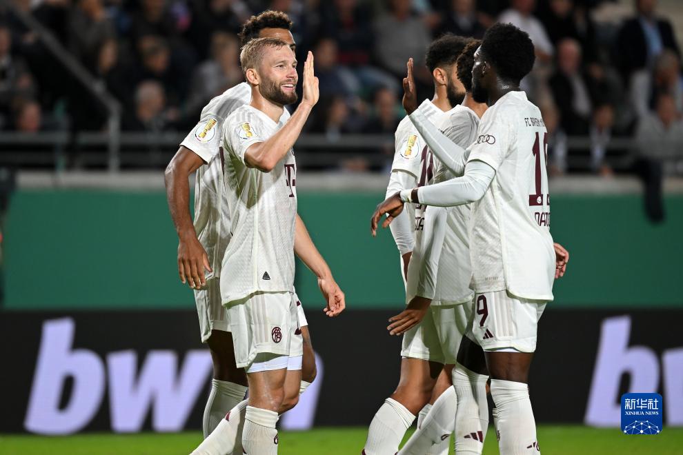 莱万西甲生涯进74球，同期单一联赛进球数仅次于哈兰德和凯恩（莱万西甲累计74球，同期单联赛进球数仅逊哈兰德与凯恩）