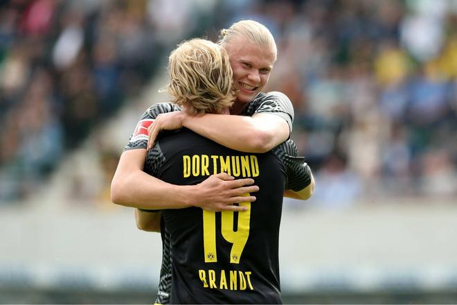 记者：申花将给球员放短假，12月2日重新集中备战广岛三箭（申花为球员安排短假，球队将于12月2日再度集结备战广岛三箭）