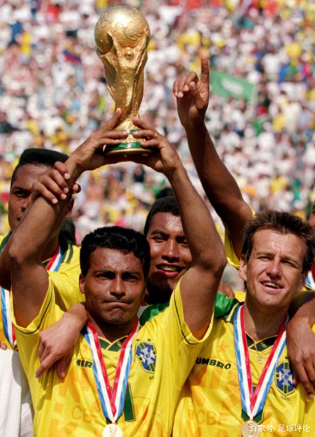 致敬，王刚庆祝足协杯冠军时背后写着：献给我们的主帅塞蒂恩（王刚庆足协杯封王，背后字样致敬主帅塞蒂恩）