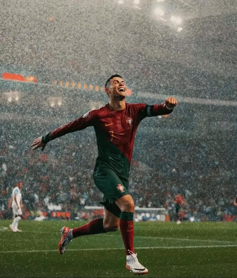 看看谁回来了！今日欧冠对阵闪耀，罗伊斯重返多特主场（欢迎回家！罗伊斯重返多特主场，今夜欧冠对决星光熠熠）