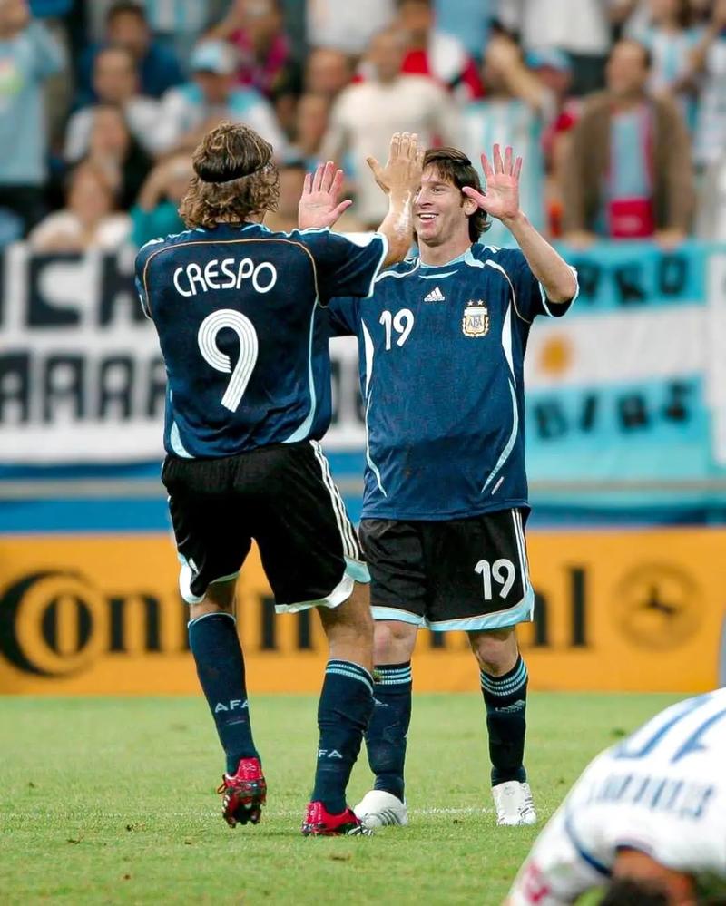 足球国足球员获赞：比赛态度专业