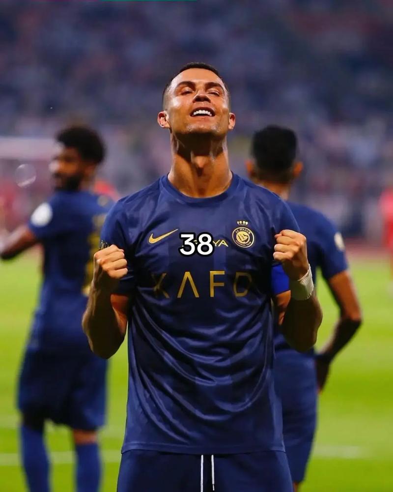 2025中超大结局：海港卫冕申花亚军 梅州亚泰降级（2025中超收官：海港成功卫冕，申花获亚军，梅州与亚泰降级）