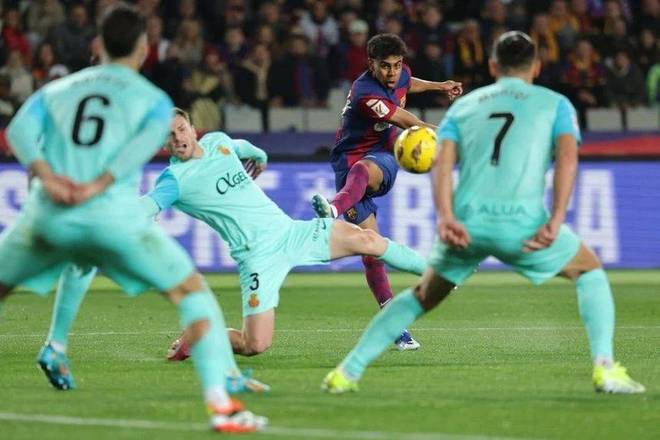 一家人整整齐齐！曼联官方晒25／26赛季合影：男女全队出镜（曼联发布25／26赛季全家福：男女一线队齐齐出镜）